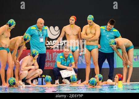 SZEGED, UNGARN - 25. JUNI: Cheftrainer Tim Hamill aus Australien, Nick Porter aus Australien, Kennan Marshden aus Australien, George Ford aus Australien, Charlie Negus aus Australien, Nathan Power aus Australien, Tom Mc Jannet aus Australien, Luke Pavillard aus Australien, Rhys Holden aus Australien, Reilly dann Townsend aus Australien, Timothy Francis Putt aus Australien, Chaz Poot aus Australien, Blake Edwards aus Australien und John Hedges aus Australien während des Fina World Championships Budapest 2022-Spiels zwischen den USA und Australien am 25. Juni 2022 in Szeged, Ungarn (Foto: Albert ten Hove/Orange Picics) Stockfoto