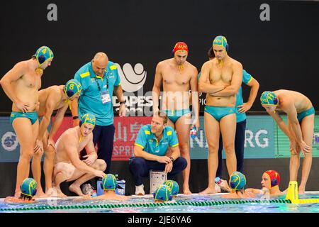 SZEGED, UNGARN - 25. JUNI: Cheftrainer Tim Hamill aus Australien, Nick Porter aus Australien, Kennan Marshden aus Australien, George Ford aus Australien, Charlie Negus aus Australien, Nathan Power aus Australien, Tom Mc Jannet aus Australien, Luke Pavillard aus Australien, Rhys Holden aus Australien, Reilly dann Townsend aus Australien, Timothy Francis Putt aus Australien, Chaz Poot aus Australien, Blake Edwards aus Australien und John Hedges aus Australien während des Fina World Championships Budapest 2022-Spiels zwischen den USA und Australien am 25. Juni 2022 in Szeged, Ungarn (Foto: Albert ten Hove/Orange Picics) Stockfoto