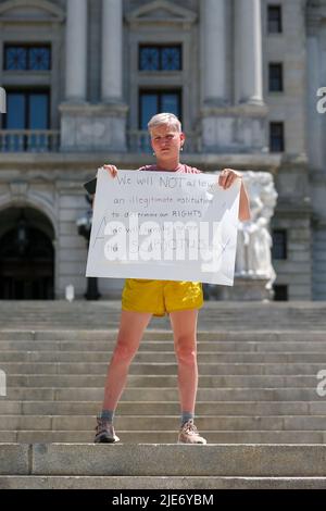 Harrisburg, Usa. 25.. Juni 2022. Die Demonstratorin für Abtreibungsrechte, Cate Tershak, hält am Samstag, den 25. Juni 2022, ein Schild vor dem Pennsylvania State Capitol in Harrisburg, Pennsylvania. Tershak tauchte als Reaktion auf das Urteil des Obersten Gerichtshofs der Vereinigten Staaten in Dobbs gegen Jackson Women's Health Organization auf, das das verfassungsmäßige Recht auf Abtreibung hob. (Foto von Paul Weaver/Sipa USA) Quelle: SIPA USA/Alamy Live News Stockfoto