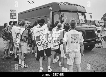 Livonia, Michigan - UPS-Mitarbeiter streiken am ersten Tag des zweiwöchigen Streiks von Teamsters gegen den United Parcel Service. Eines der wichtigsten Themen war die Forderung der Gewerkschaft nach mehr Vollzeitarbeitsplätzen. Stockfoto