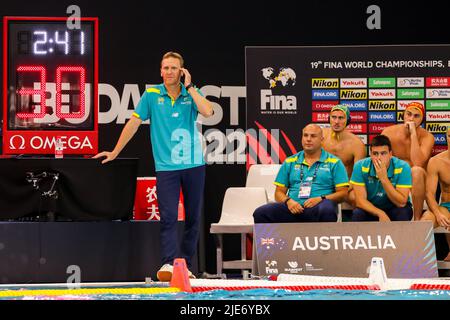 SZEGED, UNGARN - 25. JUNI: Cheftrainer Tim Hamill aus Australien während des Fina World Championships Budapest 2022-Spiels zwischen den USA und Australien am 25. Juni 2022 in Szeged, Ungarn (Foto: Albert ten Hove/Orange Picts) Stockfoto