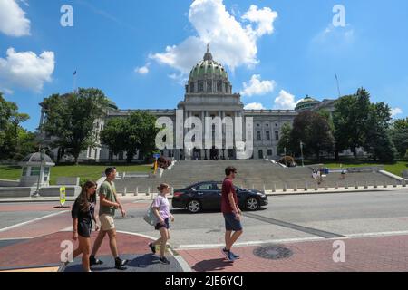 Harrisburg, Usa. 25.. Juni 2022. Am Samstag, den 25. Juni 2022, werden Menschen vor dem Pennsylvania State Capitol geführt, als zwei Mitglieder von Students for Life eine Kundgebung auf der Capitol Steps in Harrisburg, Pennsylvania, abhalten. Die Kundgebung wurde als Reaktion auf das Urteil des Obersten Gerichtshofs der Vereinigten Staaten in Dobbs gegen Jackson Women's Health Organization abgehalten, das das verfassungsmäßige Recht auf Abtreibung umkehrte. (Foto von Paul Weaver/Sipa USA) Quelle: SIPA USA/Alamy Live News Stockfoto