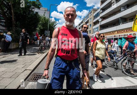 25. Juni 2022, München, Bayern, Deutschland: Ein Anti-G7-Demonstrator in München, Deutschland, zeigt Unterstützung für den Indianer Leonard Peltiier, der seit dem 70s wegen eines Mordes, der angeblich nicht von ihm begangen wurde, im Gefängnis sitzt. Sieben Jahre nach dem letzten Gipfel von Schloss Elmau G7 (Gruppe der Sieben) findet das jüngste Treffen statt, um Themen wie Erholung von der Coronavirus-Krise, fairer und freier Handel, Klimawandel, Geschlechtergleichstellung und Biodiversität zu diskutieren. Wie im Jahr 2015 wurde die Rate von 2022 von großen Protesten in Garmisch sowie in München, Deutschland, getroffen. Die Gesamtkosten für die deutschen Steuerzahler Stockfoto