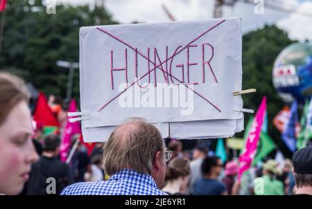 München, Bayern, Deutschland. 25.. Juni 2022. Sieben Jahre nach dem letzten Gipfel von Schloss Elmau G7 (Gruppe der Sieben) findet das jüngste Treffen statt, um Themen wie Erholung von der Coronavirus-Krise, fairer und freier Handel, Klimawandel, Geschlechtergleichstellung und Biodiversität zu diskutieren. Wie im Jahr 2015 wurde die Rate von 2022 von großen Protesten in Garmisch sowie in München, Deutschland, getroffen. Die Gesamtkosten für den deutschen Steuerzahler für den Gipfel liegen bei über 170 Millionen Euro, allein für die Polizei bei rund 140 Millionen Euro. (Bild: © Sachelle Babbar/ZUMA Press Wire) Stockfoto