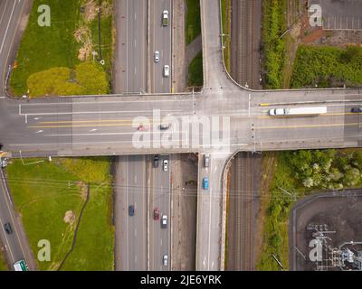 Blick von oben. Große Autobahn, Verkehrsknotenpunkt. Viele Autos. In der Nähe der Asphaltstraße grünen Rasen. Business Teil der Stadt, Infrastruktur. Ca Stockfoto