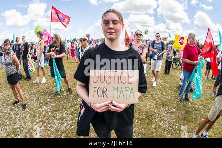 25. Juni 2022, München, Bayern, Deutschland: Ein Demonstrator auf der Münchner Anti-G7-Demonstration hält ein Zeichen für das Bewusstsein für die MAPA: Die am stärksten betroffenen Menschen und Gebiete, zu denen der globale Süden sowie marginalisierte Gemeinschaften überall auf der Welt gehören. Sieben Jahre nach dem letzten Gipfel von Schloss Elmau G7 (Gruppe der Sieben) findet das jüngste Treffen statt, um Themen wie Erholung von der Coronavirus-Krise, fairer und freier Handel, Klimawandel, Geschlechtergleichstellung und Biodiversität zu diskutieren. Wie im Jahr 2015 wurde die Rate von 2022 von großen Protesten in Garmisch sowie in München, Deutschland, getroffen. Das t Stockfoto