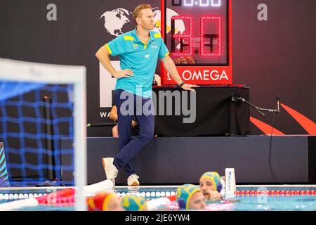 SZEGED, UNGARN - 25. JUNI: Cheftrainer Tim Hamill aus Australien während des Fina World Championships Budapest 2022-Spiels zwischen den USA und Australien am 25. Juni 2022 in Szeged, Ungarn (Foto: Albert ten Hove/Orange Picts) Stockfoto