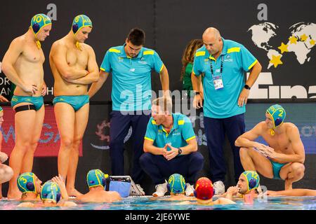 SZEGED, UNGARN - 25. JUNI: Cheftrainer Tim Hamill aus Australien, Nick Porter aus Australien, Kennan Marshden aus Australien, George Ford aus Australien, Charlie Negus aus Australien, Nathan Power aus Australien, Tom Mc Jannet aus Australien, Luke Pavillard aus Australien, Rhys Holden aus Australien, Reilly dann Townsend aus Australien, Timothy Francis Putt aus Australien, Chaz Poot aus Australien, Blake Edwards aus Australien und John Hedges aus Australien während des Fina World Championships Budapest 2022-Spiels zwischen den USA und Australien am 25. Juni 2022 in Szeged, Ungarn (Foto: Albert ten Hove/Orange Picics) Stockfoto