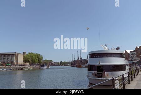 Kleiner Hubschrauber und Hubschrauberlandeplatz an Bord eines Bootes (Miss Conduct) Bristol Docks. Stockfoto