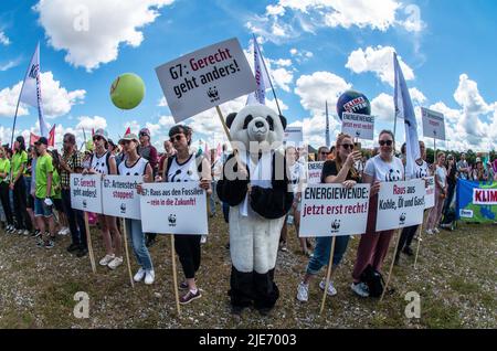 25. Juni 2022, München, Bayern, Deutschland: Demonstranten des World Wildlife Fund for Nature in München. Sieben Jahre nach dem letzten Gipfel von Schloss Elmau G7 (Gruppe der Sieben) findet das jüngste Treffen statt, um Themen wie Erholung von der Coronavirus-Krise, fairer und freier Handel, Klimawandel, Geschlechtergleichstellung und Biodiversität zu diskutieren. Wie im Jahr 2015 wurde die Rate von 2022 von großen Protesten in Garmisch sowie in München, Deutschland, getroffen. Die Gesamtkosten für den deutschen Steuerzahler für den Gipfel liegen bei über 170 Millionen Euro, allein für die Polizei bei rund 140 Millionen Euro. (Bild: © Sac Stockfoto