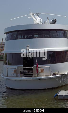 Kleiner Hubschrauber und Hubschrauberlandeplatz an Bord eines Bootes (Miss Conduct) Bristol Docks. Stockfoto