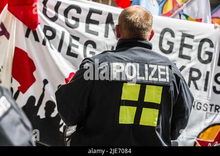München, Bayern, Deutschland. 25.. Juni 2022. Sieben Jahre nach dem letzten Gipfel von Schloss Elmau G7 (Gruppe der Sieben) findet das jüngste Treffen statt, um Themen wie Erholung von der Coronavirus-Krise, fairer und freier Handel, Klimawandel, Geschlechtergleichstellung und Biodiversität zu diskutieren. Wie im Jahr 2015 wurde die Rate von 2022 von großen Protesten in Garmisch sowie in München, Deutschland, getroffen. Die Gesamtkosten für den deutschen Steuerzahler für den Gipfel liegen bei über 170 Millionen Euro, allein für die Polizei bei rund 140 Millionen Euro. (Bild: © Sachelle Babbar/ZUMA Press Wire) Stockfoto