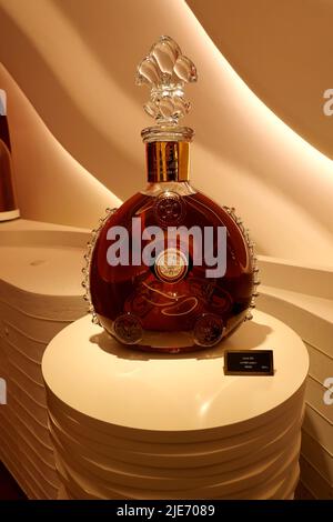 Harrods Luxusgeschäft boomt wieder mit Kunden seit Covid- 19 Einschränkungen beendet Louis XIII alkoholische Getränke für Tausende von Pfund für diejenigen mit tiefen Taschen verkauft wird es für 100 Jahre reifen gelassen und hat einen sehr unverwechselbaren Geschmack wie kein anderer , Und Harrods Bären & Plüschtiere fliegen nun auch die Harrods Christmas-2022 Bären aus dem Regal und wurden jetzt im Juni 6 Monate vor Weihnachten gekauft. Der kuschelige Begleiter macht ein wunderbares Souvenir aus dem weltberühmten Kaufhaus und Harrods Bären und Plüschtiere haben es Werden Sie etwas von einer Institution . Stockfoto