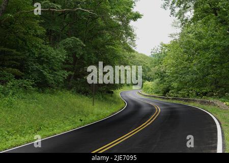 Kurve auf der Straße durch den Shenandoah Nationalpark auf dem Skyline Drive Stockfoto