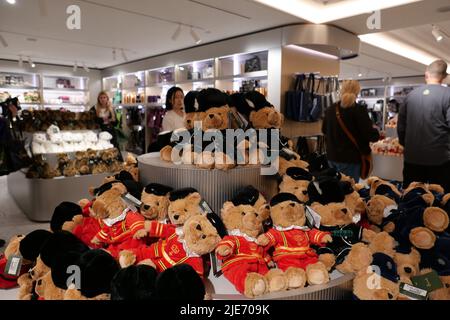 Harrods Luxusgeschäft boomt wieder mit Kunden seit Covid- 19 Einschränkungen beendet Louis XIII alkoholische Getränke für Tausende von Pfund für diejenigen mit tiefen Taschen verkauft wird es für 100 Jahre reifen gelassen und hat einen sehr unverwechselbaren Geschmack wie kein anderer , Und Harrods Bären & Plüschtiere fliegen nun auch die Harrods Christmas-2022 Bären aus dem Regal und wurden jetzt im Juni 6 Monate vor Weihnachten gekauft. Der kuschelige Begleiter macht ein wunderbares Souvenir aus dem weltberühmten Kaufhaus und Harrods Bären und Plüschtiere haben es Werden Sie etwas von einer Institution . Stockfoto