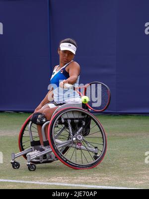 Devonshire Park, Eastbourne, Großbritannien. 25.. Juni 2022. Eastbourne International Lawn Tennis Tournament Finals; Yui Kamiji (JPN) spielt eine Vorhand gegen Diede De Groot (NED) im Finale der Frauen-Rollstuhleinzel Credit: Action Plus Sports/Alamy Live News Stockfoto