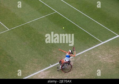 Devonshire Park, Eastbourne, Großbritannien. 25.. Juni 2022. Eastbourne International Lawn Tennis Tournament Finals; Yui Kamiji (JPN) dient Diede De Groot (NED) im Finale der Frauen-Rollstuhltennis-Singles Credit: Action Plus Sports/Alamy Live News Stockfoto