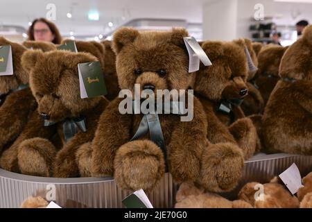 Harrods Luxusgeschäft boomt wieder mit Kunden seit Covid- 19 Einschränkungen beendet Louis XIII alkoholische Getränke für Tausende von Pfund für diejenigen mit tiefen Taschen verkauft wird es für 100 Jahre reifen gelassen und hat einen sehr unverwechselbaren Geschmack wie kein anderer , Und Harrods Bären & Plüschtiere fliegen nun auch die Harrods Christmas-2022 Bären aus dem Regal und wurden jetzt im Juni 6 Monate vor Weihnachten gekauft. Der kuschelige Begleiter macht ein wunderbares Souvenir aus dem weltberühmten Kaufhaus und Harrods Bären und Plüschtiere haben es Werden Sie etwas von einer Institution . Stockfoto