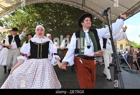 Straznice, Tschechische Republik. 25.. Juni 2022. Internationales Folklorefestival Straznice 2022 in Straznice, Tschechische Republik, 25. Juni 2022. Quelle: Igor Zehl/CTK Photo/Alamy Live News Stockfoto