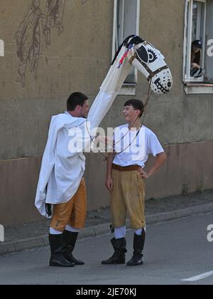 Straznice, Tschechische Republik. 25.. Juni 2022. Internationales Folklorefestival Straznice 2022 in Straznice, Tschechische Republik, 25. Juni 2022. Quelle: Igor Zehl/CTK Photo/Alamy Live News Stockfoto