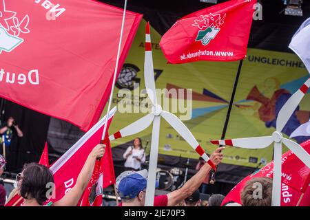 25. Juni 2022, München, Bayern, Deutschland: Demonstranten für Windenergie beim Demosin München, Deutschland gegen das Treffen G7. Sieben Jahre nach dem letzten Gipfel von Schloss Elmau G7 (Gruppe der Sieben) findet das jüngste Treffen statt, um Themen wie Erholung von der Coronavirus-Krise, fairer und freier Handel, Klimawandel, Geschlechtergleichstellung und Biodiversität zu diskutieren. Wie im Jahr 2015 wurde die Rate von 2022 von großen Protesten in Garmisch sowie in München, Deutschland, getroffen. Die Gesamtkosten für den deutschen Steuerzahler für den Gipfel liegen bei über 170 Millionen Euro, allein für die Polizei bei rund 140 Millionen Euro. (Kredit I Stockfoto