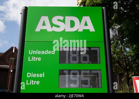 Slough, berkshire, Großbritannien. 25.. Juni 2022. Die Benzinpreise an der Cippenham Asda sind in den letzten Tagen deutlich gestiegen und liegen damit auf einer Stufe mit den örtlichen Tankstellen. Quelle: Maureen McLean/Alamy Live News Stockfoto