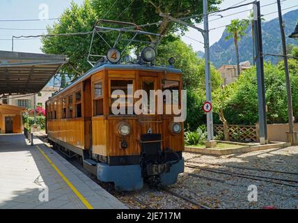 Vintage Electric Zug, der durch die Berge zwischen Soller und Palma Mallorca fährt. Stockfoto