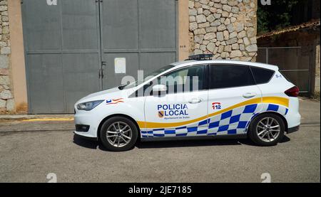 Lokale Polizei Auto vor großen Türen Soller Mallorca Spanien geparkt. Stockfoto