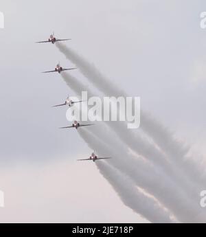 Kent, Großbritannien. 24.. Juni 2022. Die Bewohner von Kent hatten die Gelegenheit, die unglaublichen Red Arrows in Aktion zu sehen, als sie sich auf eine aufregende Airshow in Headcorn vorbereiteten (Juni 24). Sie fliegen über eine Reihe von Städten und Dörfern in Kent, darunter Maidstone, Kings Hill und Sevenoaks. Die Red Arrows kamen kurz nach 1pm über Kent an, nachdem sie vom Farnborough Airport in Hampshire aus östlich von Benenden über Biddenden flogen. Sie kamen zur Headcorn Airshow, um aufzutreten. Sie flogen dann nördlich von Harrietsham, bevor sie nordöstlich von Westerham abdrehten. Sie fliegen über Leeds Castle, Maidstone und Kings Stockfoto