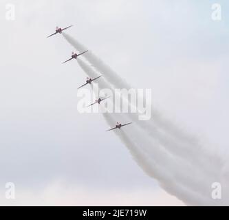 Kent, Großbritannien. 24.. Juni 2022. Die Bewohner von Kent hatten die Gelegenheit, die unglaublichen Red Arrows in Aktion zu sehen, als sie sich auf eine aufregende Airshow in Headcorn vorbereiteten (Juni 24). Sie fliegen über eine Reihe von Städten und Dörfern in Kent, darunter Maidstone, Kings Hill und Sevenoaks. Die Red Arrows kamen kurz nach 1pm über Kent an, nachdem sie vom Farnborough Airport in Hampshire aus östlich von Benenden über Biddenden flogen. Sie kamen zur Headcorn Airshow, um aufzutreten. Sie flogen dann nördlich von Harrietsham, bevor sie nordöstlich von Westerham abdrehten. Sie fliegen über Leeds Castle, Maidstone und Kings Stockfoto