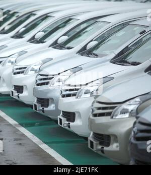 Jakarta, Indonesien – März 22,2013: Selektiver Fokus auf eine Reihe neuer toyota avanza-Autos, die nach der Montage im toyota-Automobilwerk in jakarta geparkt wurden Stockfoto