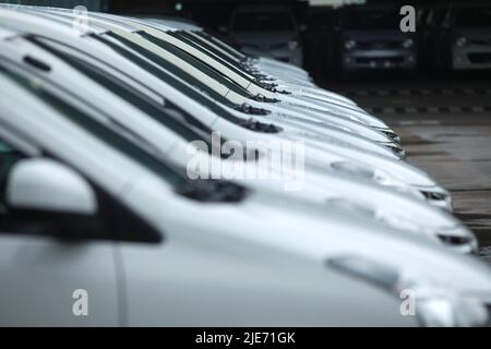 Jakarta, Indonesien – März 22,2013: Selektiver Fokus auf eine Reihe neuer toyota avanza-Autos, die nach der Montage im toyota-Automobilwerk in jakarta geparkt wurden Stockfoto