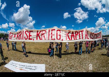 München, Bayern, Deutschland. 25.. Juni 2022. Sieben Jahre nach dem letzten Gipfel von Schloss Elmau G7 (Gruppe der Sieben) findet das jüngste Treffen statt, um Themen wie Erholung von der Coronavirus-Krise, fairer und freier Handel, Klimawandel, Geschlechtergleichstellung und Biodiversität zu diskutieren. Wie im Jahr 2015 wurde die Rate von 2022 von großen Protesten in Garmisch sowie in München, Deutschland, getroffen. Die Gesamtkosten für den deutschen Steuerzahler für den Gipfel liegen bei über 170 Millionen Euro, allein für die Polizei bei rund 140 Millionen Euro. (Bild: © Sachelle Babbar/ZUMA Press Wire) Stockfoto