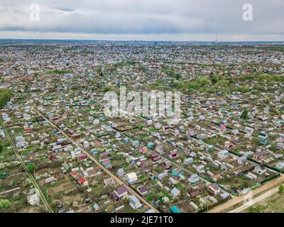 Eine Luftaufnahme des Vororts von Kazan. Datscha-Parzellen. Immobilien in den Vororten. Stockfoto