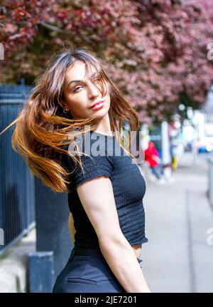 Während eines Fotoshootings im Stadtzentrum von Dundee posiert eine beeindruckende 38-jährige Europäerin glamourös für die Kamera, Schottland, Großbritannien Stockfoto