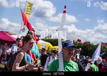 25. Juni 2022, München, Bayern, Deutschland: Demonstranten für Windenergie beim Demosin München, Deutschland gegen das Treffen G7. Sieben Jahre nach dem letzten Gipfel von Schloss Elmau G7 (Gruppe der Sieben) findet das jüngste Treffen statt, um Themen wie Erholung von der Coronavirus-Krise, fairer und freier Handel, Klimawandel, Geschlechtergleichstellung und Biodiversität zu diskutieren. Wie im Jahr 2015 wurde die Rate von 2022 von großen Protesten in Garmisch sowie in München, Deutschland, getroffen. Die Gesamtkosten für den deutschen Steuerzahler für den Gipfel liegen bei über 170 Millionen Euro, allein für die Polizei bei rund 140 Millionen Euro. (Kredit I Stockfoto