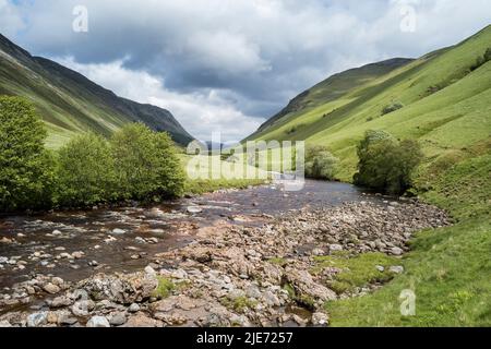 Eine Fußgängerbrücke in Glen Tilt, über den Fluss Tilt, in der Nähe von Blair Atholl, Perthshire, Schottland. Stockfoto