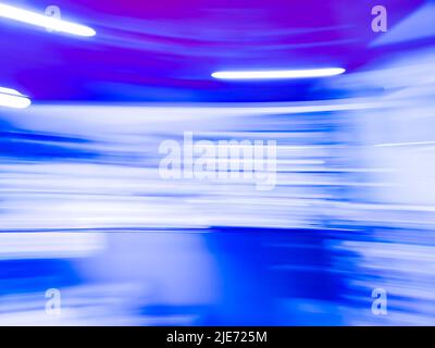 Verschwommenes Unschärfe-Bild der Bushaltestelle in der Nacht. Stockfoto