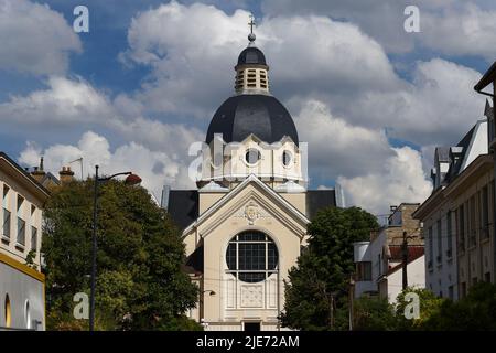 Die Kirche Sainte-Jeanne d'Arc ist eine katholische Kirche im französischen Clagny-Glatigny-Viertel von Versailles. Stockfoto