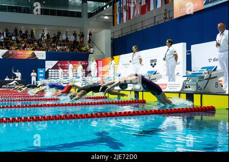 Berlin, Deutschland. 25.. Juni 2022. Schwimmen: Deutsche Meisterschaft, Entscheidungen: 200 m Rückenschlag, Frauen. Die Frauen beginnen. Quelle: Christophe Gateau/dpa/Alamy Live News Stockfoto