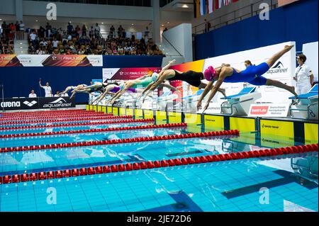 Berlin, Deutschland. 25.. Juni 2022. Schwimmen: Deutsche Meisterschaft, Entscheidungen: 200 m Medley, Frauen. Die Frauen beginnen. Quelle: Christophe Gateau/dpa/Alamy Live News Stockfoto