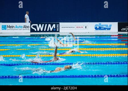 Berlin, Deutschland. 25.. Juni 2022. Schwimmen: Deutsche Meisterschaft, Entscheidungen: 200 m Rückenschlag, Frauen. Die Frauen kämpfen um den Titel. Quelle: Christophe Gateau/dpa/Alamy Live News Stockfoto