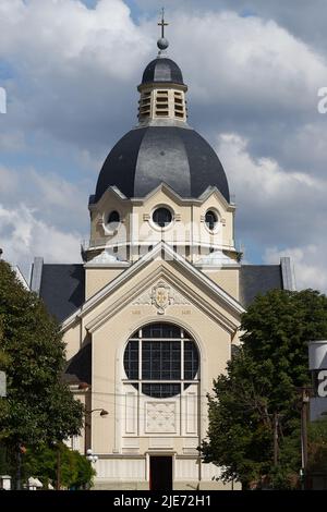 Die Kirche Sainte-Jeanne d'Arc ist eine katholische Kirche im französischen Clagny-Glatigny-Viertel von Versailles. Stockfoto