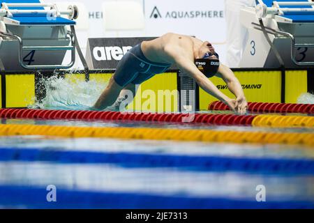 Berlin, Deutschland. 25.. Juni 2022. Schwimmen: Deutsche Meisterschaft, Entscheidungen: 50m Rückenschlag, Männer. Marvin Dahler springt in den Pool. Quelle: Christophe Gateau/dpa/Alamy Live News Stockfoto