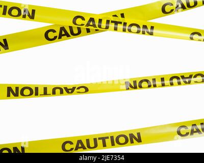 Gelbe Kunststoffbänder mit schwarzem Schriftzug. Gefahrenwarnung, Barriere, Barriere, Grenze. Einzäunung von gefährlichen Gegenständen. Isoliert auf weißem Hintergrund. Minim Stockfoto