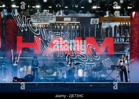 VEREINIGTES KÖNIGREICH. 25.. Juni 2022. VEREINIGTES KÖNIGREICH. Samstag, 25. Juni 2022. HAIM spielt auf der Pyramid Stage während des Glastonbury Festival Worthy Farm . Bild nach Kredit: Julie Edwards/Alamy Live News Stockfoto