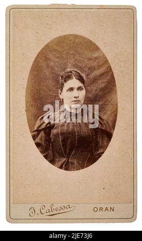 Antquie carte de visite Fotografie einer französischen Frau, aufgenommen von J. Cabessa - Oran, Algerien, 19. Jahrhundert, um 1880 Stockfoto