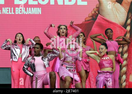 Isaac Hesketh als Margot im Musical Legal Blonde im West End Live am Trafalgar Square 2022. Stockfoto