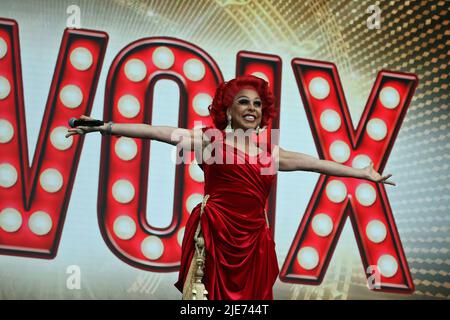 La Voix ist der Künstlername von Chris Dennis, einem Drag-Performer, der in der Show "EIGHTH WONDER OF THE WORLD" im West End Live, Trafalgar Square, London 2022 auftrat. Stockfoto