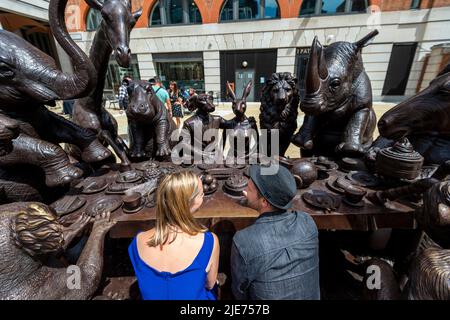 London, Großbritannien. 25. Juni 2022. „The Wild Table of Love“ von Gillie und Marc wurde auf dem Pamernoster Square enthüllt. Die Skulptur lädt das Publikum an den beiden freien Plätzen an einem Esstisch ein, der von bronzenen Wildtieren besetzt ist. Das Kunstwerk ist bis zum 2023. Mai zu sehen. Kredit: Stephen Chung / Alamy Live Nachrichten Stockfoto